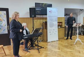 Powiększ zdjęcie: pianistka, klarnecista oraz prowadząca podczas koncertu