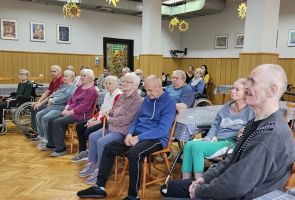 Powiększ zdjęcie: publiczność, czyli Mieszkańcy naszego domu podczas koncertu