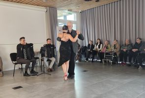 Powiększ zdjęcie: para tańcząca tango