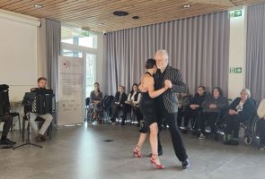 Powiększ zdjęcie: para tańcząca tango