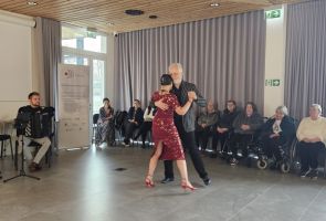 Powiększ zdjęcie: para tańcząca tango