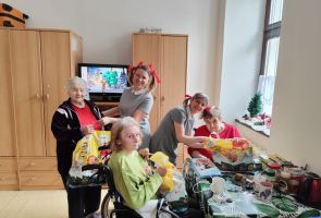 Powiększ zdjęcie: Mieszkanki w pokoju podczas wręczania upominków