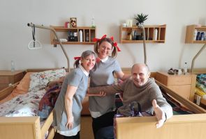 Powiększ zdjęcie: dwie wnuczki z Mieszkańcem-dziadkiem w pokoju
