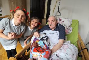 Powiększ zdjęcie: dwie wnuczki z Mieszkańcem-dziadkiem w pokoju