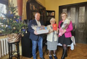 Powiększ zdjęcie: goście z Koniakowa z jubilatką w kawiarni dps