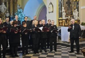 Powiększ zdjęcie: chór podczas występu