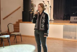 Powiększ zdjęcie: organizatorka imprezy podczas powitania gości