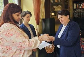 Powiększ zdjęcie: pani dyrektor wręcza nauczycielkom upominek