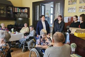 Powiększ zdjęcie: nasi Mieszkańcy w kawiarni dps podczas powitania przez panią dyrektor