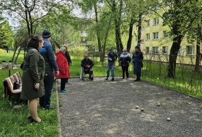 Powiększ zdjęcie: grający w boule na boulodromie wśród zieleni