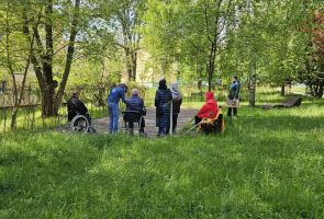 Powiększ zdjęcie: strefa seniora w głębi grający w boule
