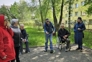 Powiększ zdjęcie: grający w boule na boulodromie wśród zieleni