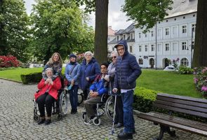 Powiększ zdjęcie: grupa naszych Mieszkańców w parku wokół zamku w Pszczynie
