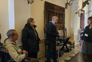 Powiększ zdjęcie: nasi Mieszkańcy słuchający pani przewodniczki podczas zwiedzania zamku