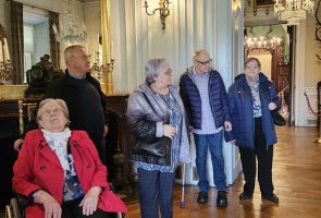Powiększ zdjęcie: nasi Mieszkańcy podczas zwiedzania zamku