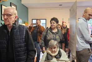 Powiększ zdjęcie: wnętrze sali wystawowej z gośćmi podczas wernisażu