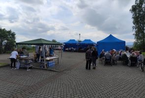 Powiększ zdjęcie: widok namiotów piknikowych i gości