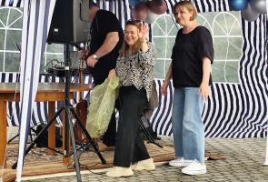 Powiększ zdjęcie: dwie kobiety pod namiotem piknikowym
