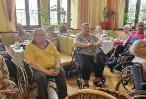 Powiększ zdjęcie: uczestnicy spotkania słuchający prelekcji