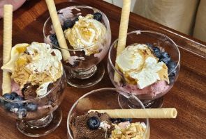 Powiększ zdjęcie: zwycięskie puchary lodów