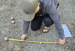 Powiększ zdjęcie: pomiar odległości między boulami