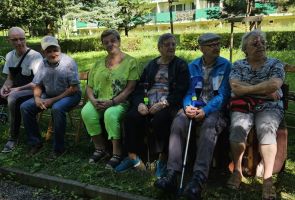 Powiększ zdjęcie: grupa Seniorów z "Pogodnej Jesieni"