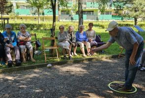 Powiększ zdjęcie: Mieszkaniec rzuca boule