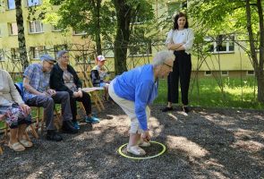 Powiększ zdjęcie: Mieszkaniec rzuca boule