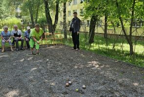 Powiększ zdjęcie: Mieszkaniec rzuca boule