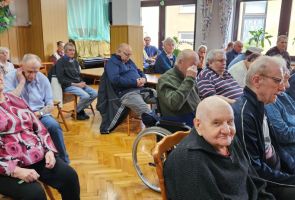 Powiększ zdjęcie: publiczność podczas koncertu