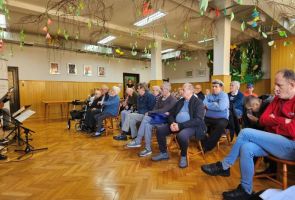 Powiększ zdjęcie: muzycy i publiczność podczas koncertu