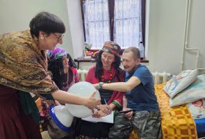 Powiększ zdjęcie: grupa osób w strojach Cyganów wróży ze szklanej kuli