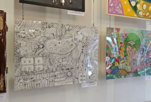 Powiększ zdjęcie: wystawa - prace zawieszone na ścianie