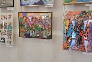 Powiększ zdjęcie: wystawa - prace zawieszone na ścianie