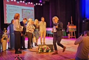 Powiększ zdjęcie: nasza Laureatka na scenie podczas wręczania nagrody