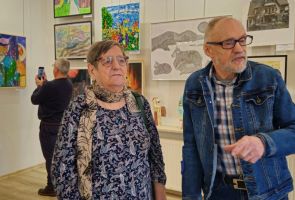 Powiększ zdjęcie: nasi Mieszkańcy podczas oglądania wystawy