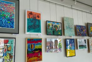 Powiększ zdjęcie: wystawa - prace zawieszone na ścianie