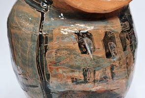 Powiększ zdjęcie: praca ceramiczna - naczynie zdobione abstrakcyjnymi wzorami malowanymi czarną, szarą i błękitną angobą