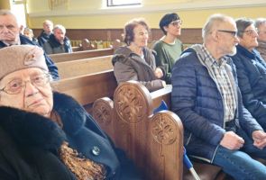 Powiększ zdjęcie: nasi Mieszkańcy siedzący w ławkach w kościele podczas koncertu
