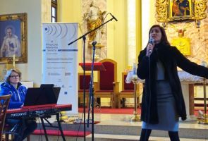 Powiększ zdjęcie: solistka podczas występu