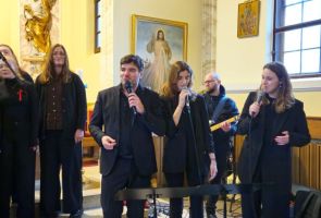 Powiększ zdjęcie: chór podczas występu