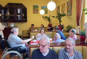 Powiększ zdjęcie: Mieszkańcy oraz goście w kawiarni dps