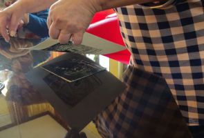 Powiększ zdjęcie: podnoszenie kartki z linorytu