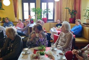 Powiększ zdjęcie: Mieszkańcy dpo w kawiarni podczas spotkania