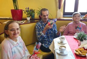 Powiększ zdjęcie: Mieszkańcy dps z upominkami