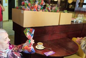 Powiększ zdjęcie: uczennica wręczająca upominek Mieszkance dps