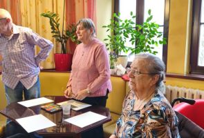 Powiększ zdjęcie: dwie kobiety i mężczyzna patrzą z zainteresowaniem w jednym kierunku