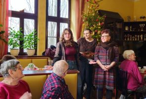 Powiększ zdjęcie: goście w kawiarni wśród naszych Mieszkańców