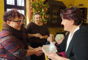 Powiększ zdjęcie: pani dyrektor składa życzenia gościom