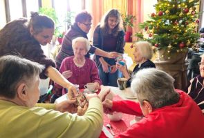 Powiększ zdjęcie: goście rozdający upominki Mieszkańcom